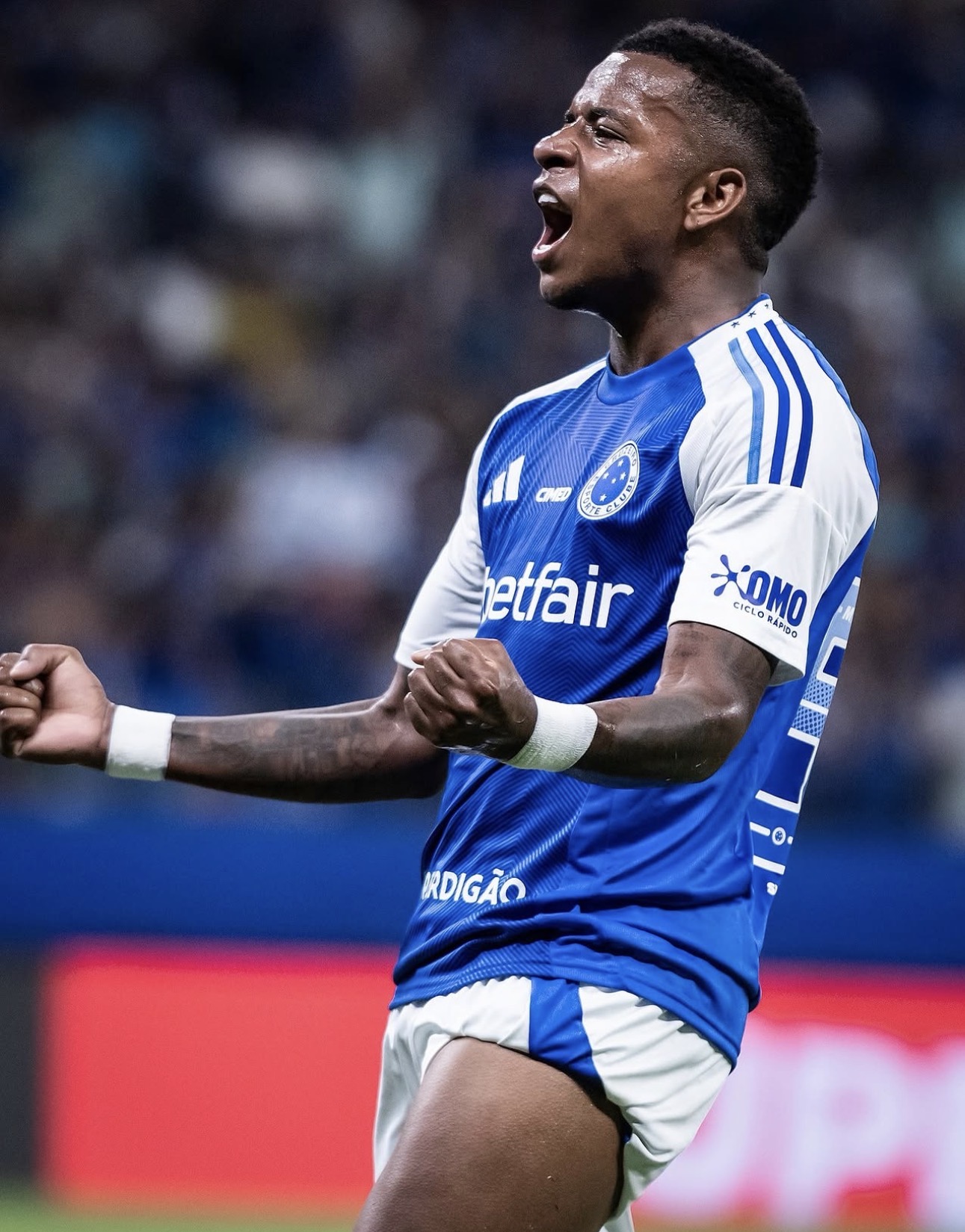Keny Arroyo comemora gol