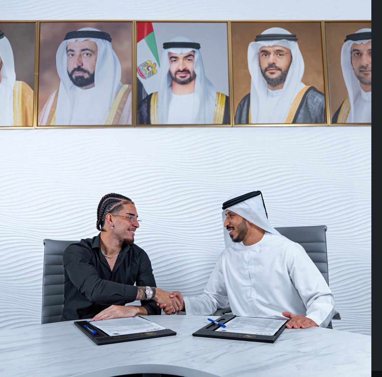 Agner cumprimenta dirigente do Sharjah