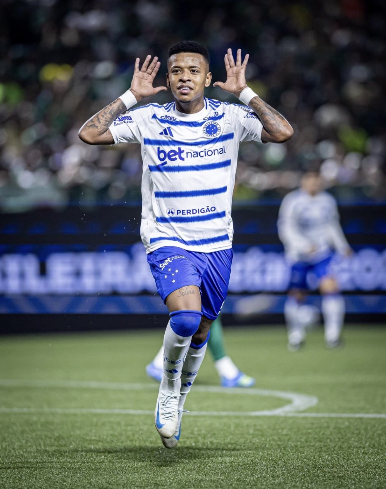 Keny Arroyo comemora gol pelo Cruzeiro