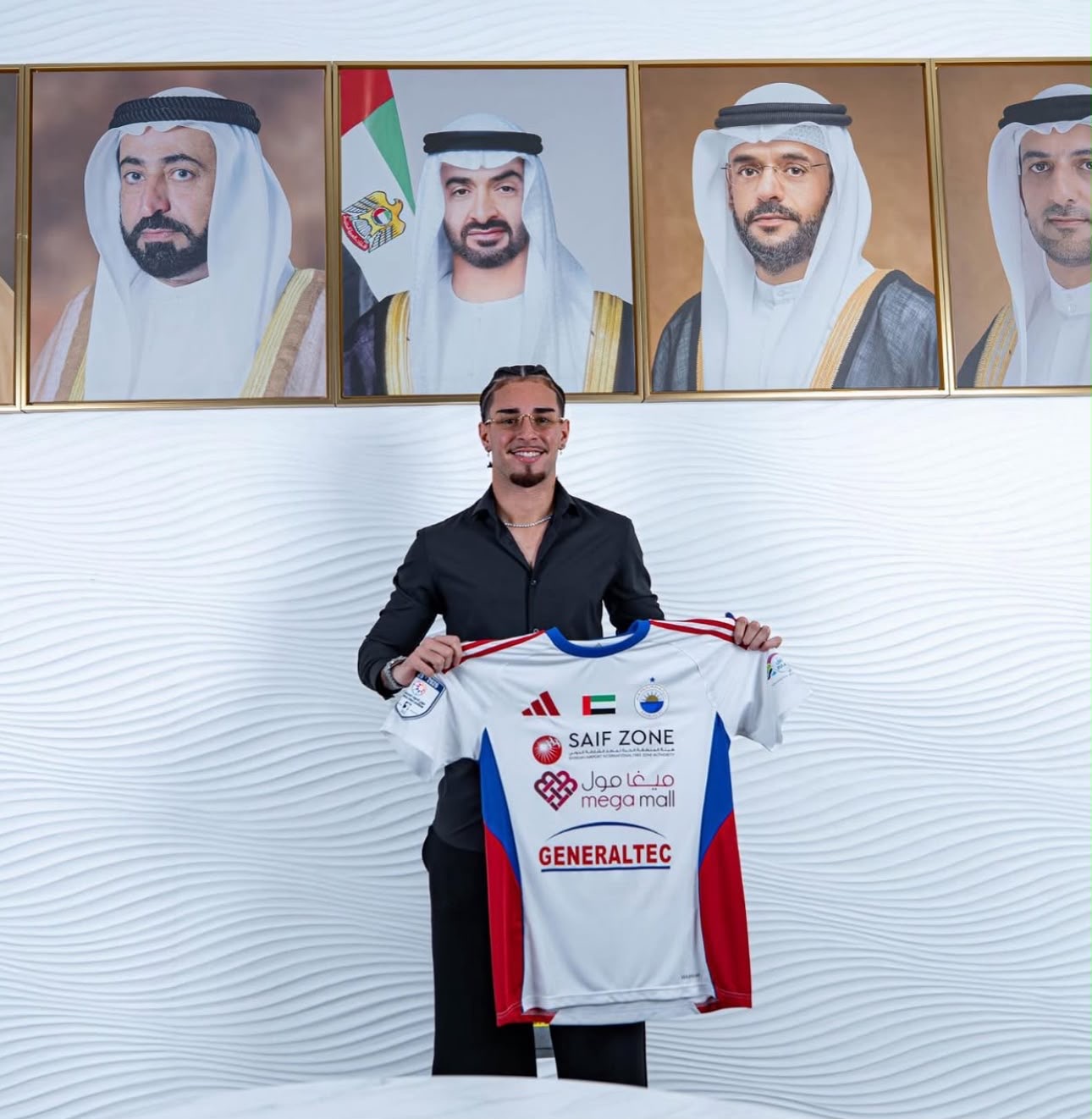 Agner apresenta a camisa do Sharjah