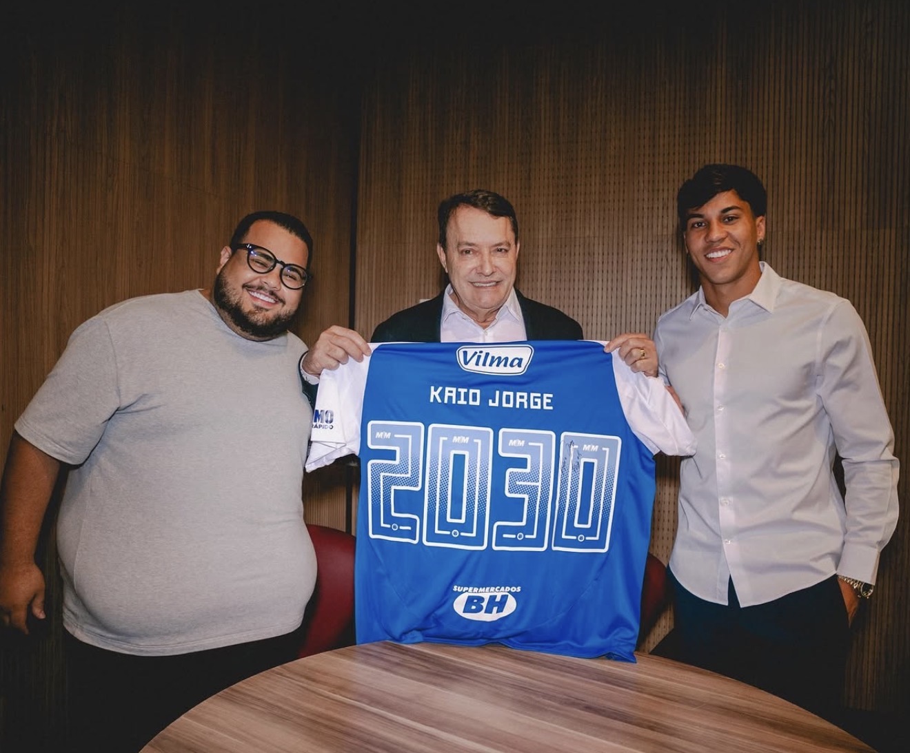Kaio Jorge renova com o Cruzeiro até 2030 ao lado do presidente Pedro Lourenço e Marquito Maciel