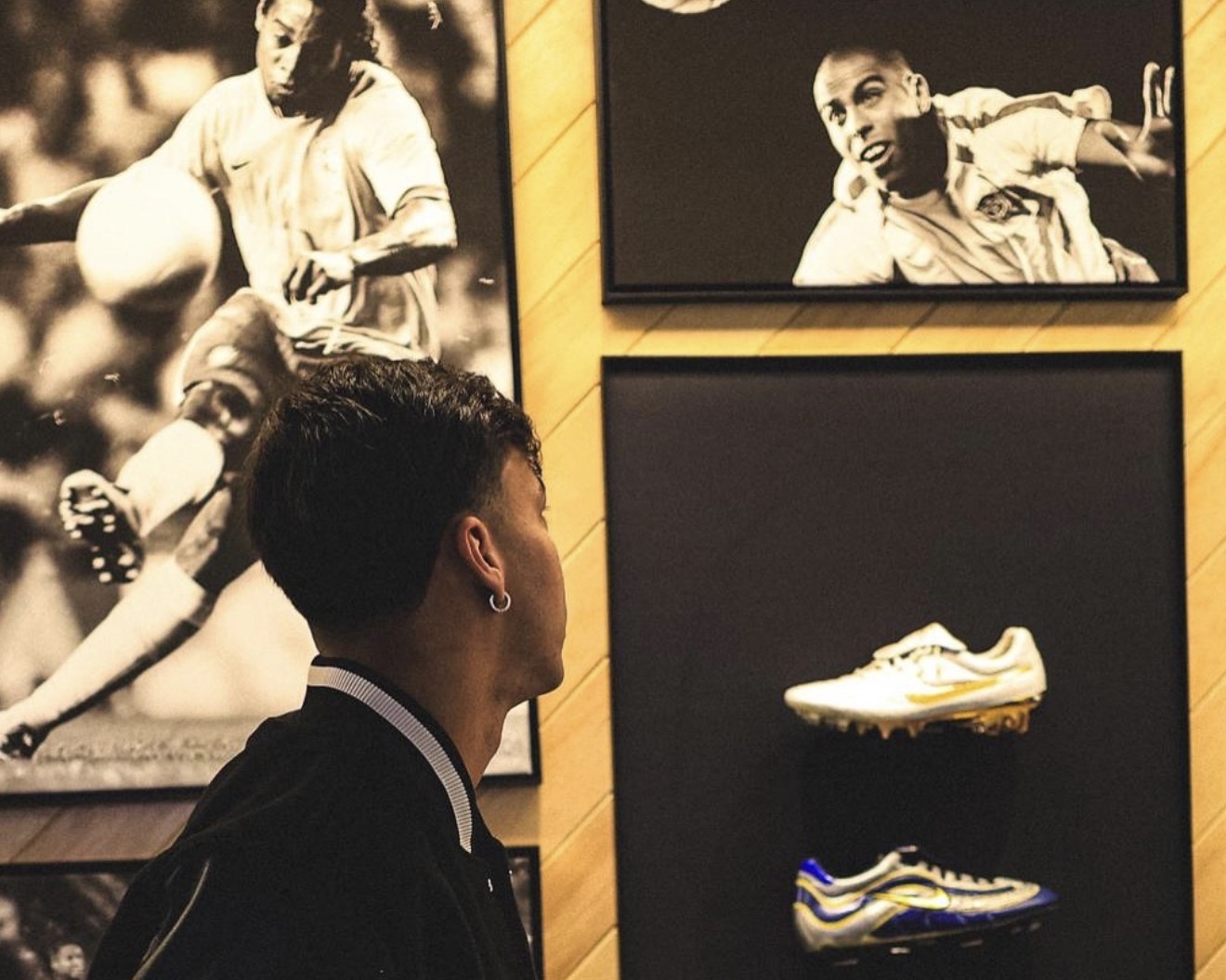 Kaio Jorge observa galeria de lendas da Nike